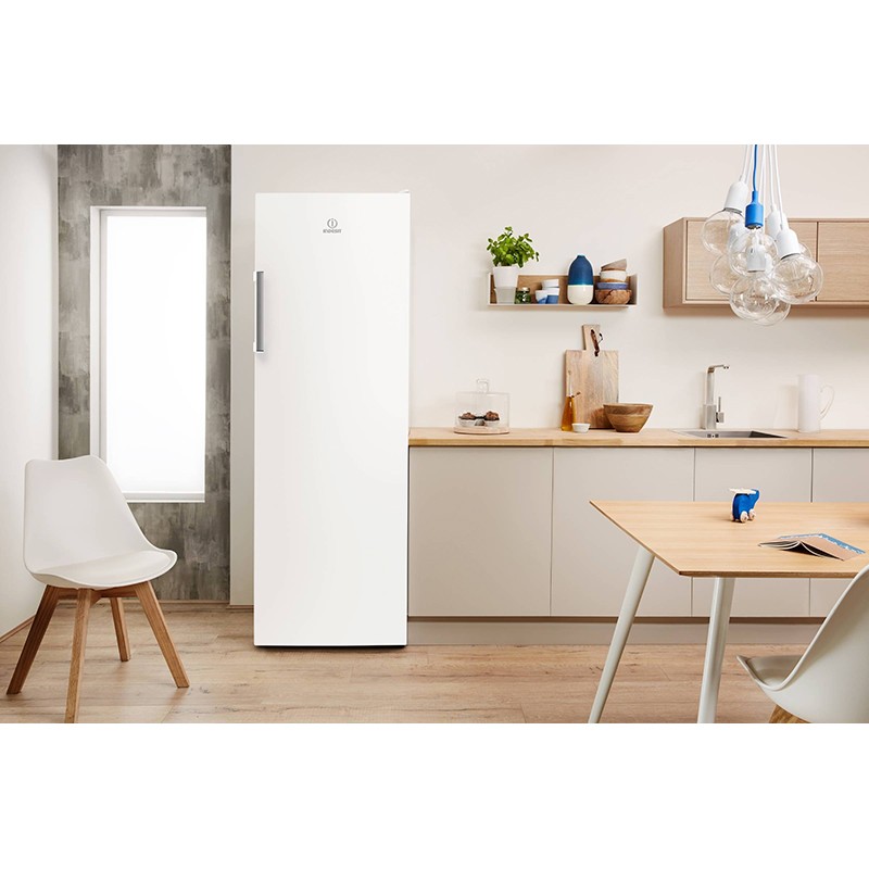 Réfrigérateur Indesit 239 L Double Porte Encastrable – Classe A+, Éclairage LED, 157 Cm De Haut